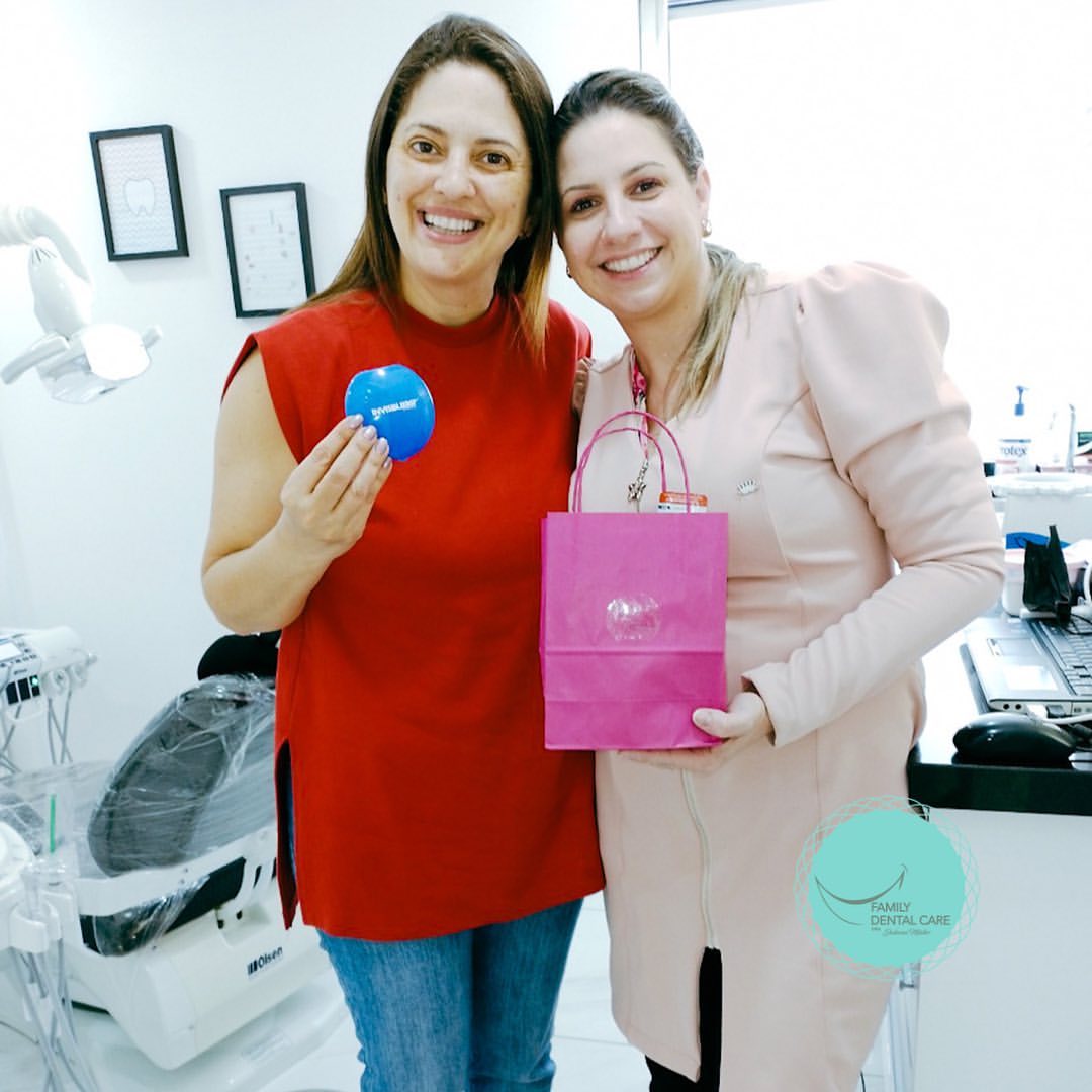 Dra. Juliana Müller ao lado de paciente — Mais um Sorriso Renovado
